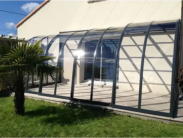 Svart ramat bågformat glastak altantak för uteplats med pooltak